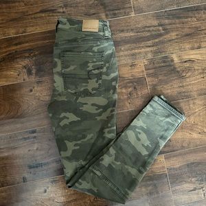 American Eagle Camo High-Rise Jegging